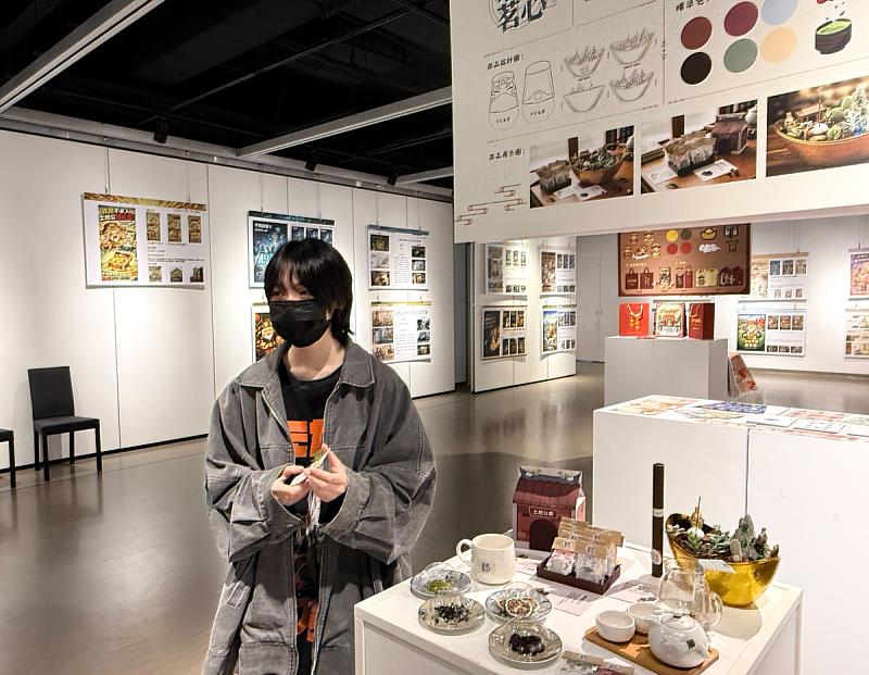 勤益文創系二年級學生陳葶宇介紹茶包商品。