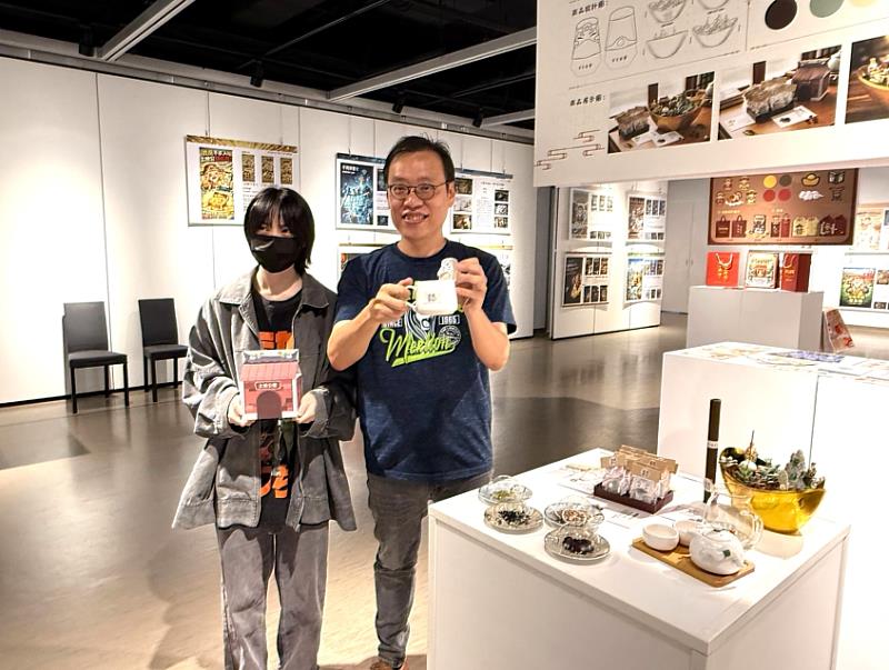 文創系陳維翰活動指導老師與文創系二年級學生陳葶宇介紹茶包商品。