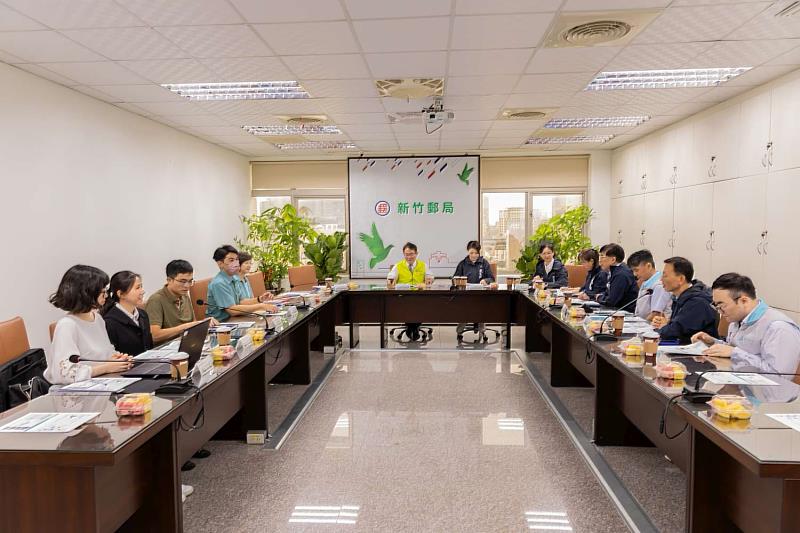 市長高虹安今（30）日率領多位局處首長，拜會新竹郵局局長沈佛龍，雙方就「新竹郵政事業土地專案通盤檢討案」進行交流。