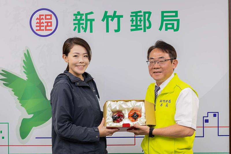 市長高虹安致贈禮品予新竹郵局局長沈佛龍。