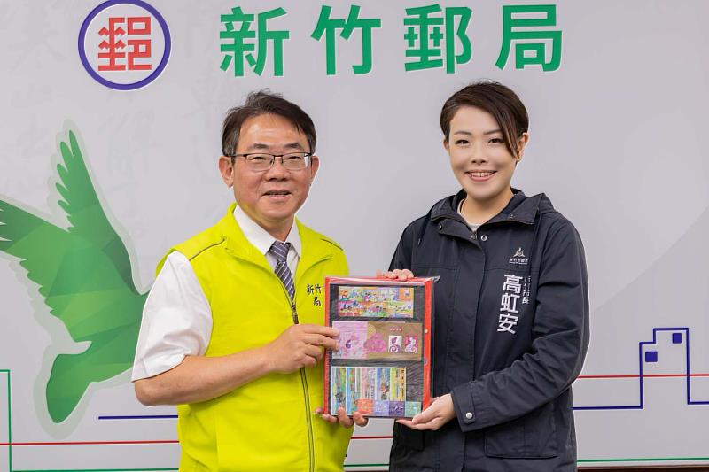 新竹郵局局長沈佛龍致贈禮品予市長高虹安。