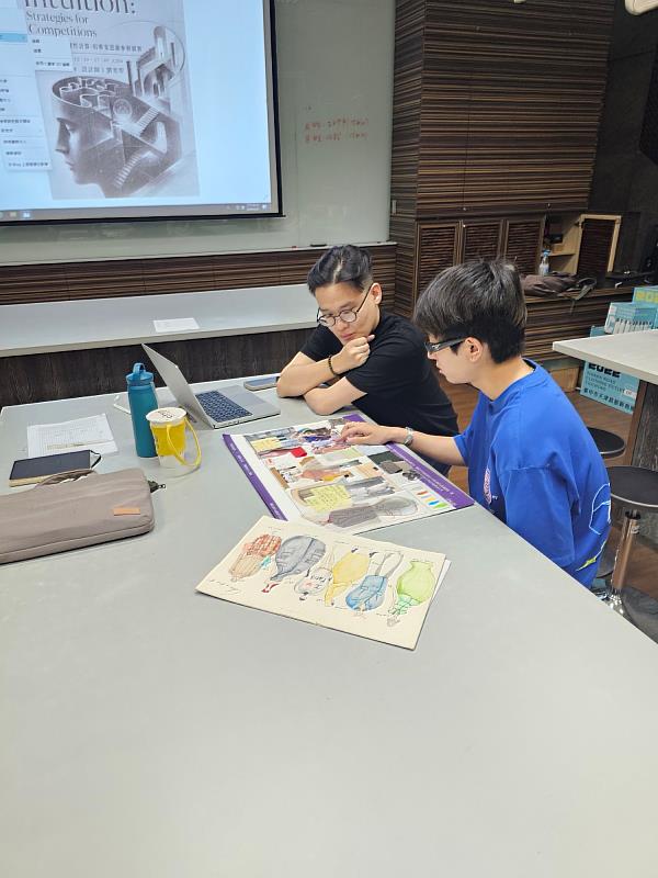 業師與學生進行一對一作品討論，針對設計概念、輪廓發展與提案版面提供實務建議。