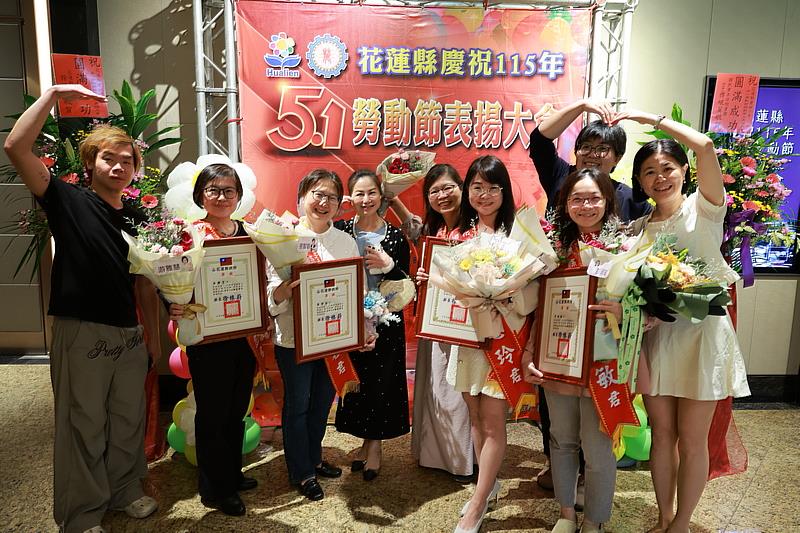 花蓮慈院護理部5位護理師當選為2026年模範勞工，護理部主任鍾惠君（左4）帶領主管到場獻花感謝同仁的付出，並誓言共同將這份無盡的護理之愛獻給東部。