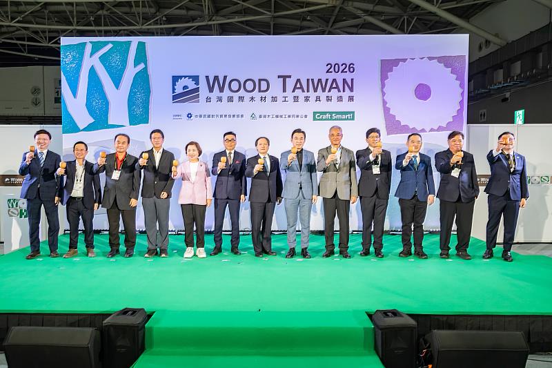 貴賓政要親臨WOOD TAIWAN 2026，包括外貿協會秘書長王熙蒙（左7）、木工機械公會理事長張銀恭（左6）、立法院副院長江啟臣（右6）等蒞臨現場共襄盛舉。（貿協提供）
