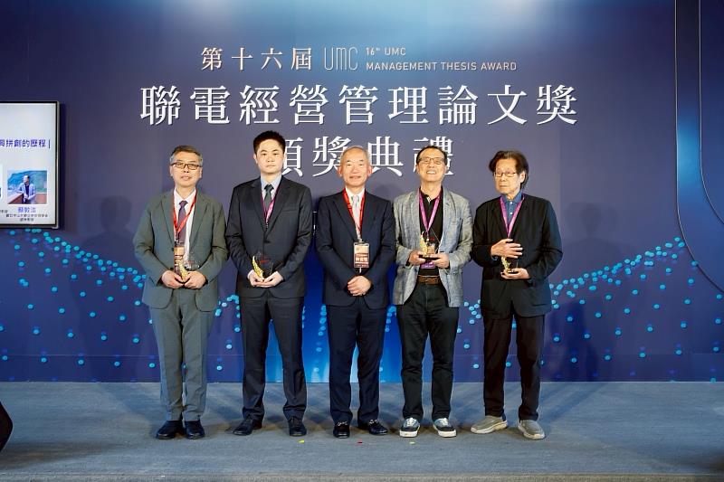 聯電公司陳進雙副總經理（中）頒贈「傑出獎」，得獎者為吳靜吉教授（右1）、蔡敦浩教授（右2）、李慶芳教授（左1）、游銘仁副教授（左2）。