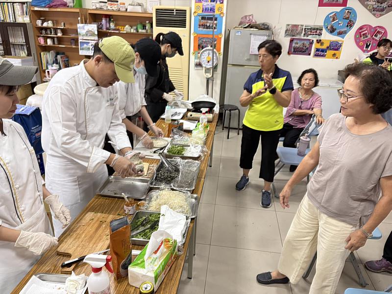 嘉藥師生現場製作將西港在地農產的創意料理，讓長輩親身體驗傳統食材的創新滋味。