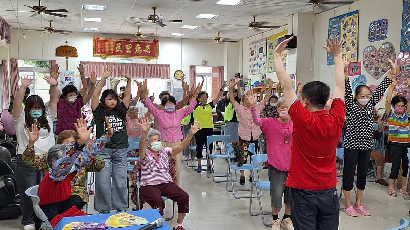 嘉藥USR團隊走進港東社區C級巷弄長照站，帶領社區長輩進行舒展運動。