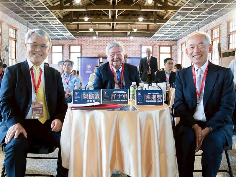 聯電經營管理論文獎許士軍主任委員（中）、聯電公司陳進雙副總經理（右）、管科會陳振遠理事長（左）共同合影。