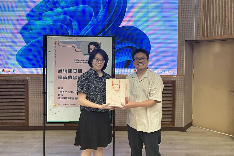 南大邀請歷史作家入校分享，授課老師與講師交流教學設計，展現通識課程結合文化與學習的特色。