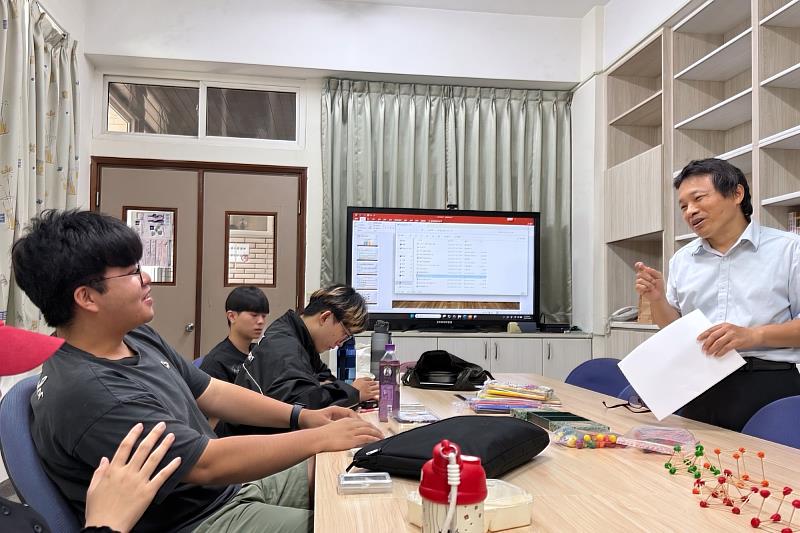 南大研習現場透過互動與即時回饋，引導學生掌握STEAM教學在趣味與知識之間的平衡，深化教學設計思考。