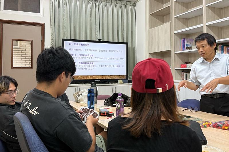 南大應數系進行教案討論與示範教學，協助師資生整合課程設計與教學表達，提升進入教學現場的實作能力。