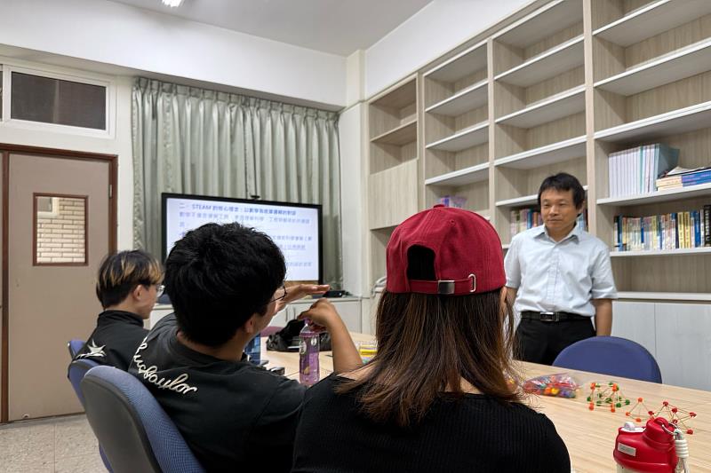 南大應數系進行教案討論與示範教學，協助師資生整合課程設計與教學表達，提升進入教學現場的實作能力。