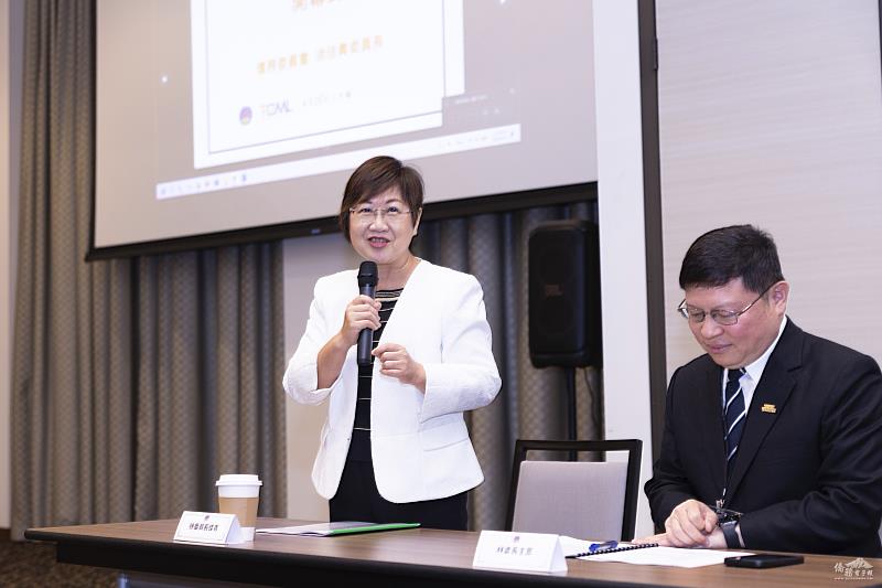 徐佳青委員長（圖左）與林主恩處長（圖右）於開幕典禮期許北美各地TCML一同打造臺灣華語與文化推廣品牌。