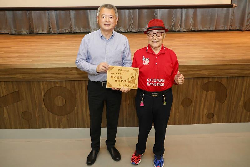 林瑞彥副市長與林友茂先生合影。