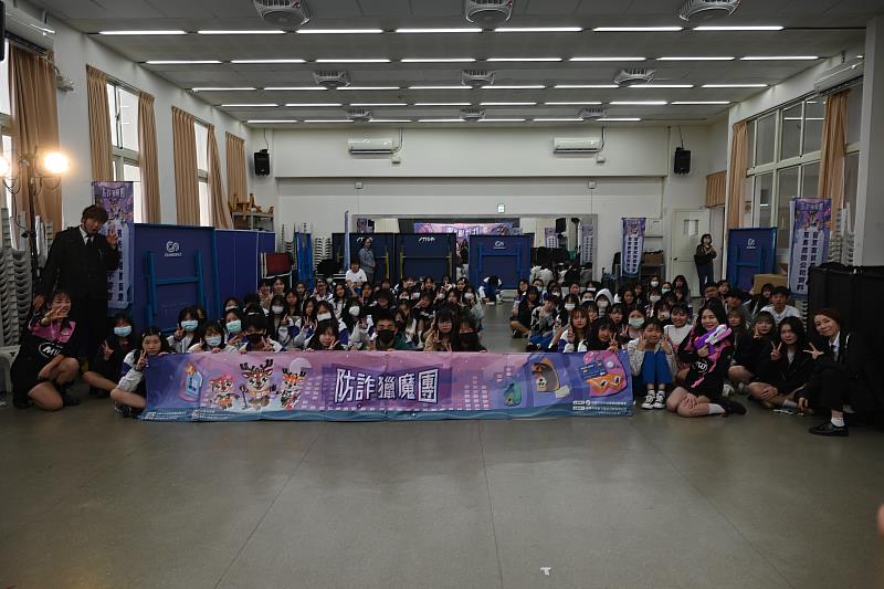 演出後所有學生與演員一同合照留下美好回憶。