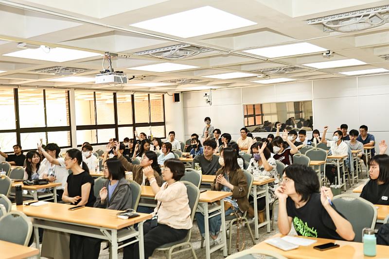 南大講座現場互動熱絡，學生踴躍提問，從漫畫敘事延伸對性別經驗與文化差異的多面向理解。
