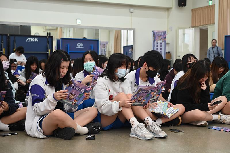 演後主持人帶著學生一起導讀手冊內容。