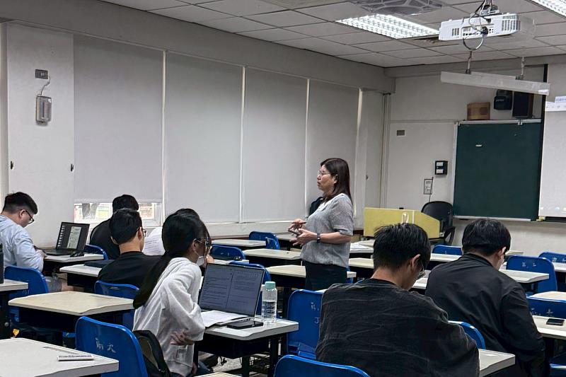 南大應數系研習現場互動熱絡，葉淑欣主任分享數位教學實務，師資生即時討論AI融入教學策略。