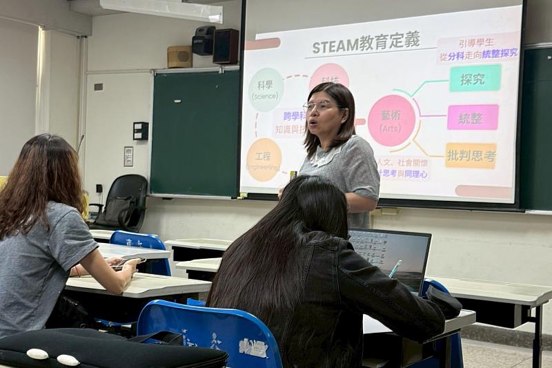 葉淑欣主任向南大應數系師資生，詳細解說STEAM教育的核心定義。