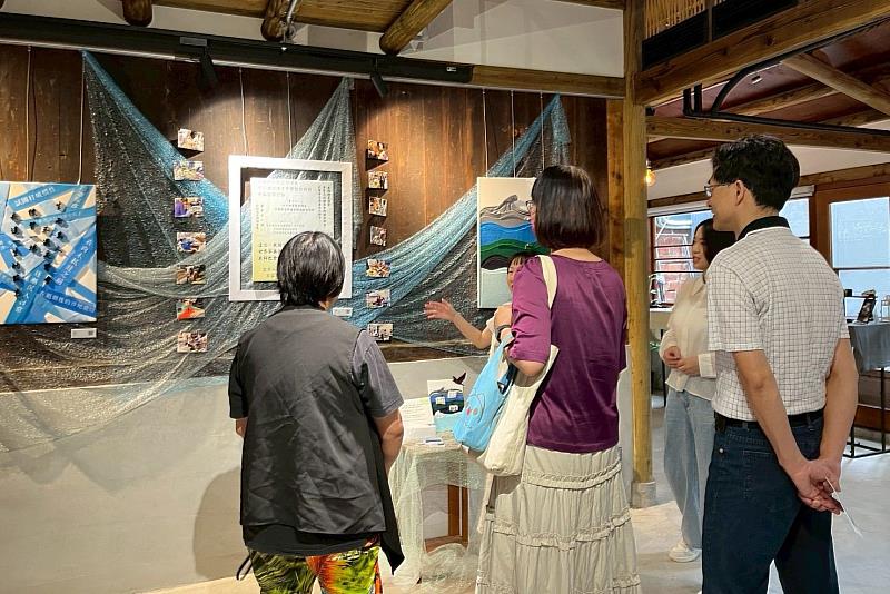 南大國文系同學於展場進行導覽，說明作品理念與展覽設計，展現跨媒介創作與敘事能力。