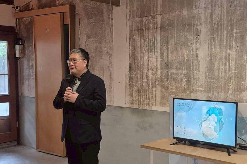 南大國文系鄭憲仁主任出席開幕茶會，為畢業文學展揭開序幕，呈現教學成果走入城市場域。