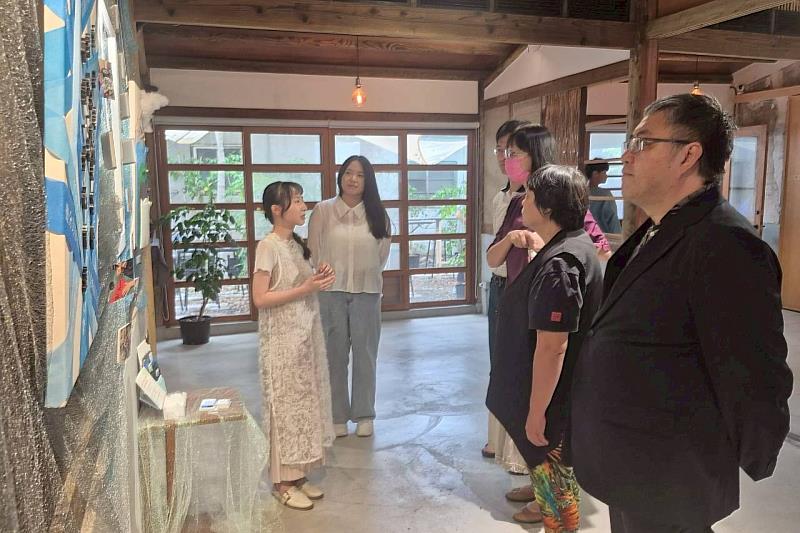 南大國文系同學於展後導覽解說，向師長與貴賓介紹作品內容與策展概念，展現文學轉譯與表達能力。