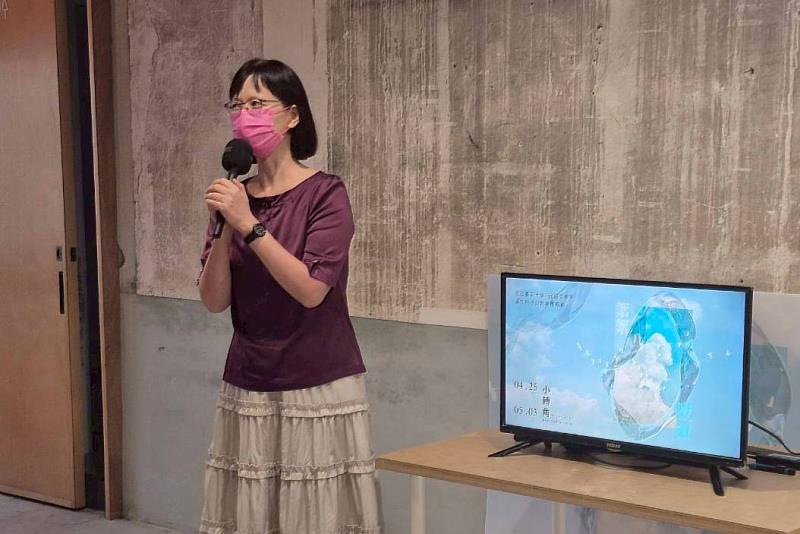 南大國文系陳昭吟老師蒞臨展場指導，關注學生作品發展，肯定文學創作與策展整合表現。