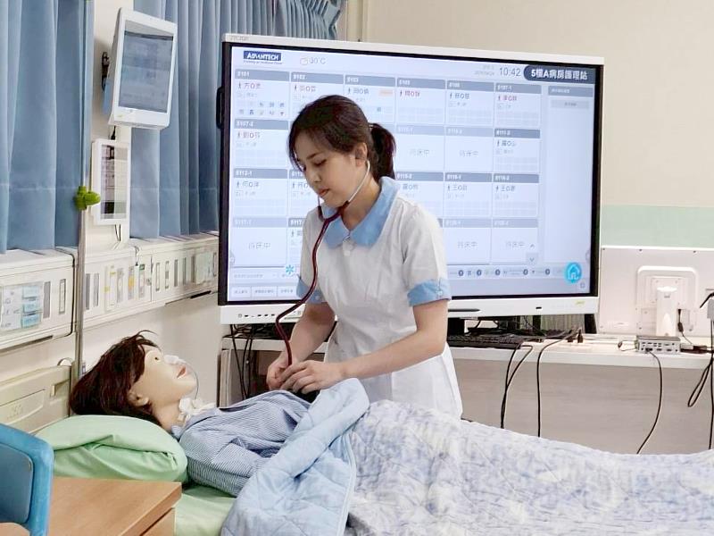 中臺科大王瑞瑩同學克服艱澀難關或護理師國考榜首。