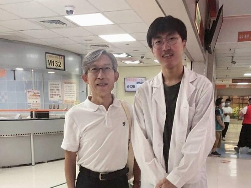 醫檢師國考榜首郭至恩同學與導師醫檢系李明憲副主任合影。