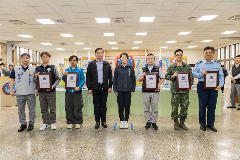 市長高虹安頒發聘書。