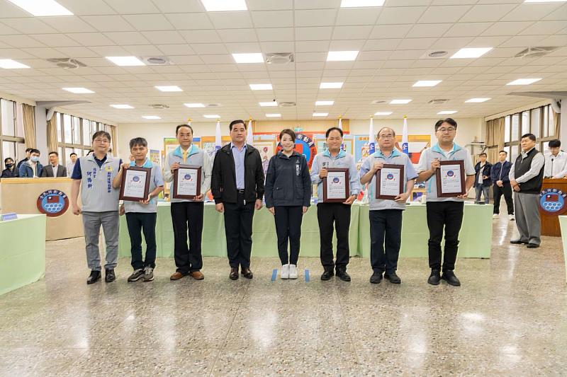 市長高虹安頒發聘書。