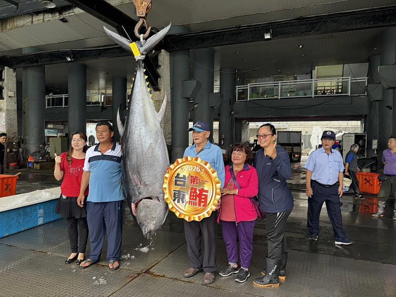 臺東黑鮪魚首尾彩頭 「盛泰豐號」漁船勇奪 縣府頒發20萬元獎勵