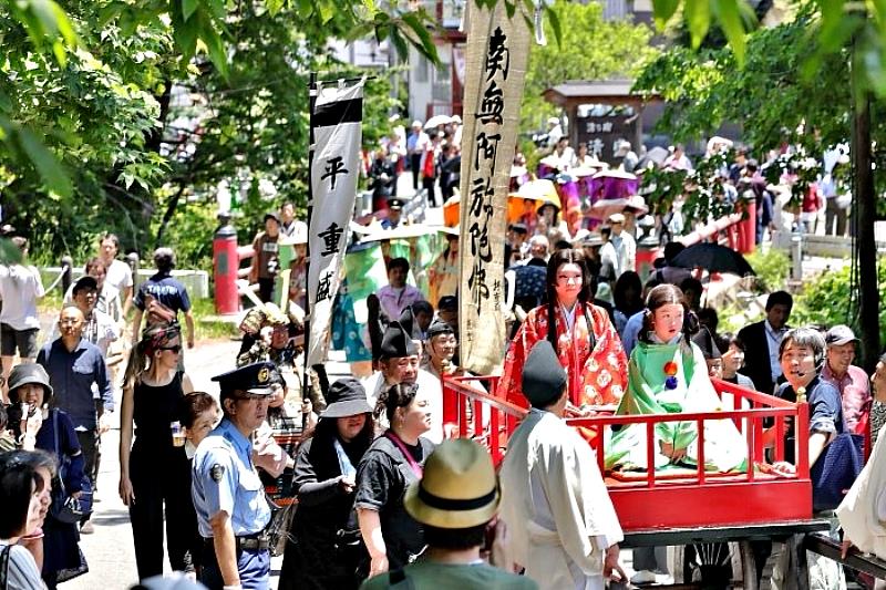 湯西川溫泉鄉的「平家大祭」將於6月拉開序幕，高潮是『平家繪卷遊行』，由村民扮成平清盛、平重盛、平家武士和公主等行列，在溫泉街遊行，有如時光倒流。