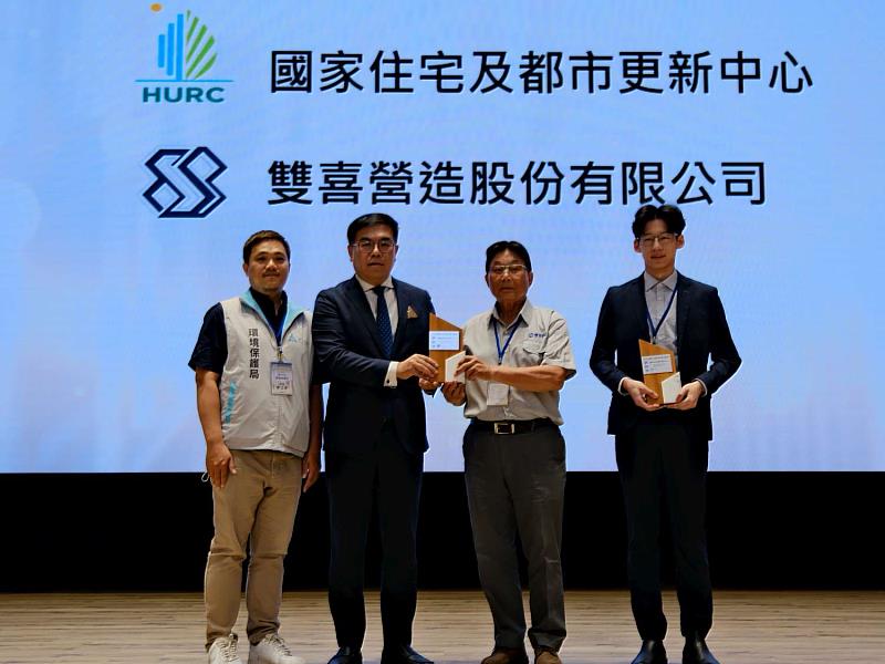 承攬廠商代表獲頒環境保護卓越獎銀級獎殊榮