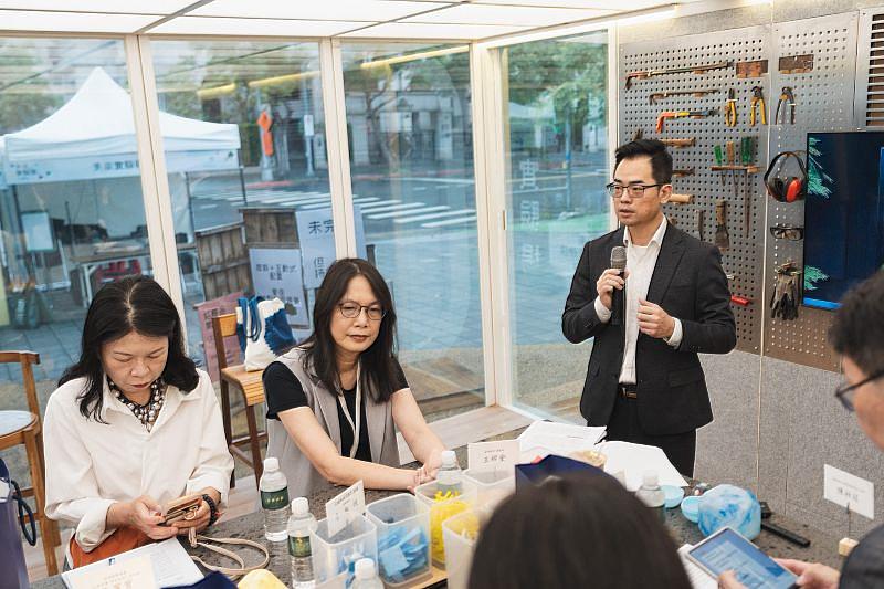 遠雄建設總經理王耀堂(右一)與貴賓分享活動精神，以「永續、共享」理念為核心，打破傳統建築業框架，將生硬的永續環境議題轉化為全齡共學的互動體驗