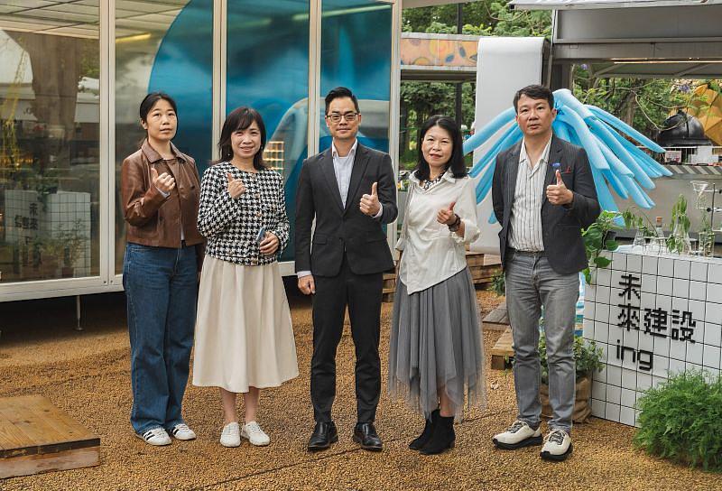 遠雄建設總經理王耀堂(中)偕同多位貴賓，共同見證「未來建設ing永續嘉年華」盛大開幕。照片左起為聯合線上倡議＋媒體策略中心主任黃若庭、三立電視慈善基金會及永續辦公室副執行長王若庭、城邦媒體集團《i室設圈│漂亮家居》總編輯張麗寶、遠見雜誌副社長兼智庫總編輯李建興