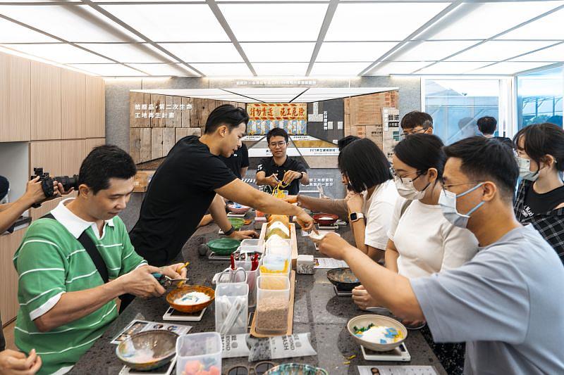 《好室智造所》呼吸燈手作體驗，帶大家親身經歷木模板、藍白帆布、安全網、防墜網等工地廢棄物如何變成藝術燈具的全過程