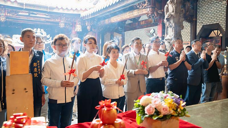 高市長陪同盧市長至竹蓮寺參拜