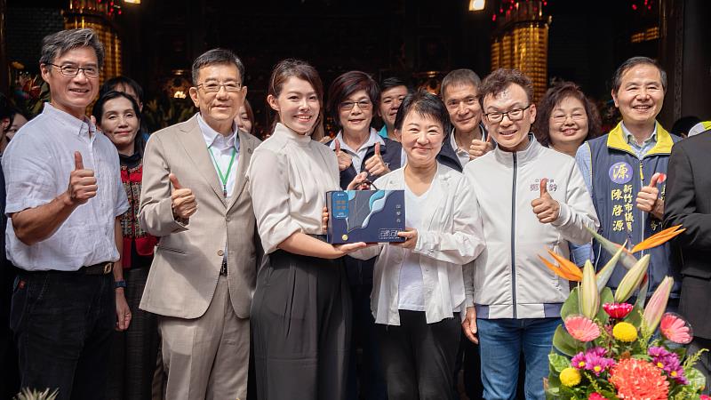 高市長致贈禮品予盧市長
