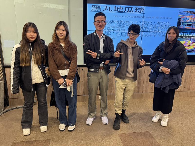 萬芳商區地瓜球老闆與影視設計系短影音製作團隊同學合照(照片/校方提供)
