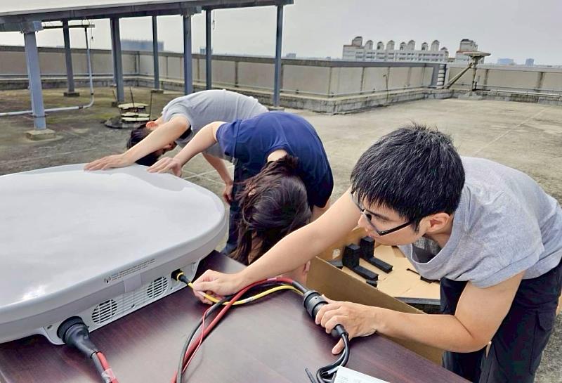 消防局人員進行低軌衛星裝設並完成網路訓號測試。
