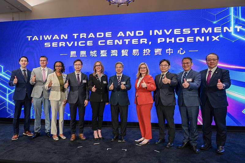 龔明鑫部長揭牌經濟部「鳳凰城臺灣貿易投資中心」協助企業策略布局 建構海...