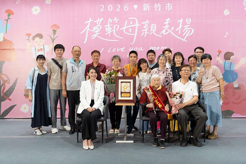 高市長頒獎給今年最年長97歲的阮宜英女士。
