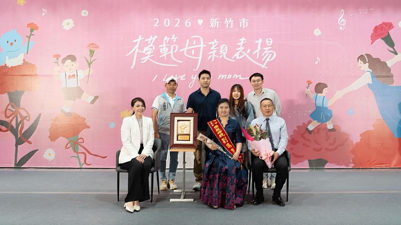 今年獲選「毅力媽媽」的61歲劉瑪麗女士。