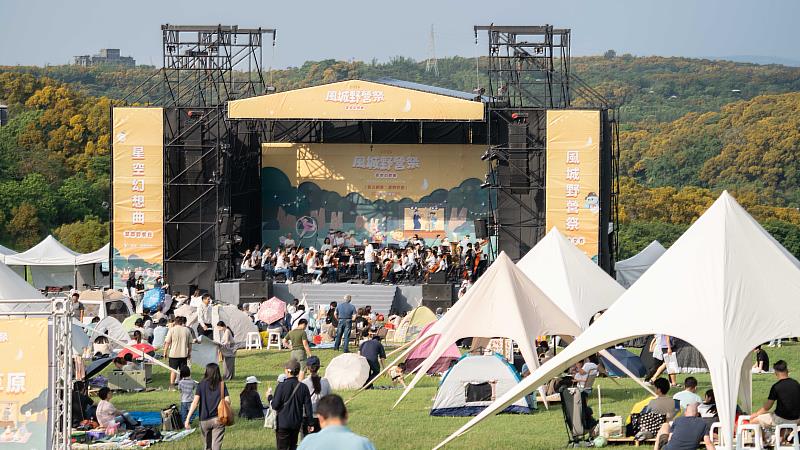 新竹市立交響樂團帶來「宮崎駿系列組曲」草原音樂會。