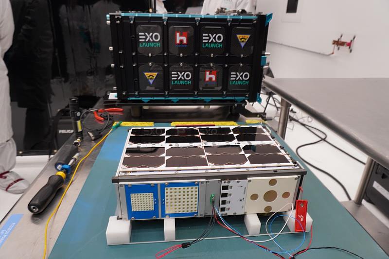 安裝PEARL-1A立方衛星至發射箱前，先對衛星進行最後充電。照片中央大學太空科學與科技研究中心提供