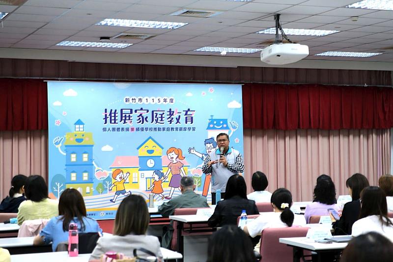 教育處長林立生代表市長高虹安，感謝推動教庭教育績優學校及個人。