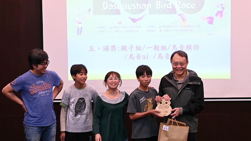 「蔡鳥出動隊」連續7年參賽，今年以91種、總隻數428隻的紀錄榮獲親子組冠軍。