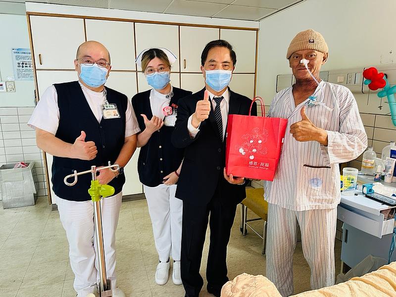 張森住院期間，獲得花蓮慈院細心照顧相當感動，林欣榮院長公出前，更前去探視並致贈營養品，祝福他早日康復。