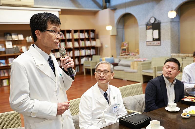 陳培榕副院長（左1）是耳鼻喉科的權威，尤其東部對治療鼻咽癌有相當經驗，他向洪部長（右1）說明對張森的完整治療與照顧計畫。